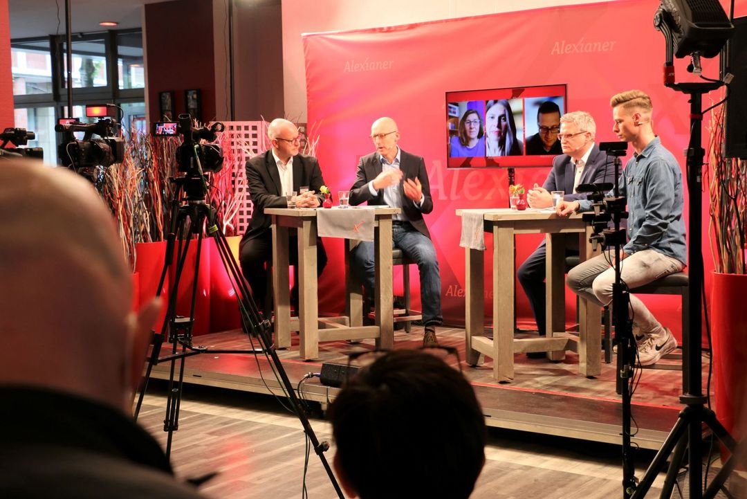 Anlage: Foto (von links): Dr. Jochen Reidegeld, Moderator Stefan Werding, Gilbert Aldejohann und Jan Baumann diskutierten in der Waschküche über die Grundordnung. Zugeschaltet waren: Barbara Tieves, Dr. Christian Florin und Prof. Dr. Thomas Schüller. 