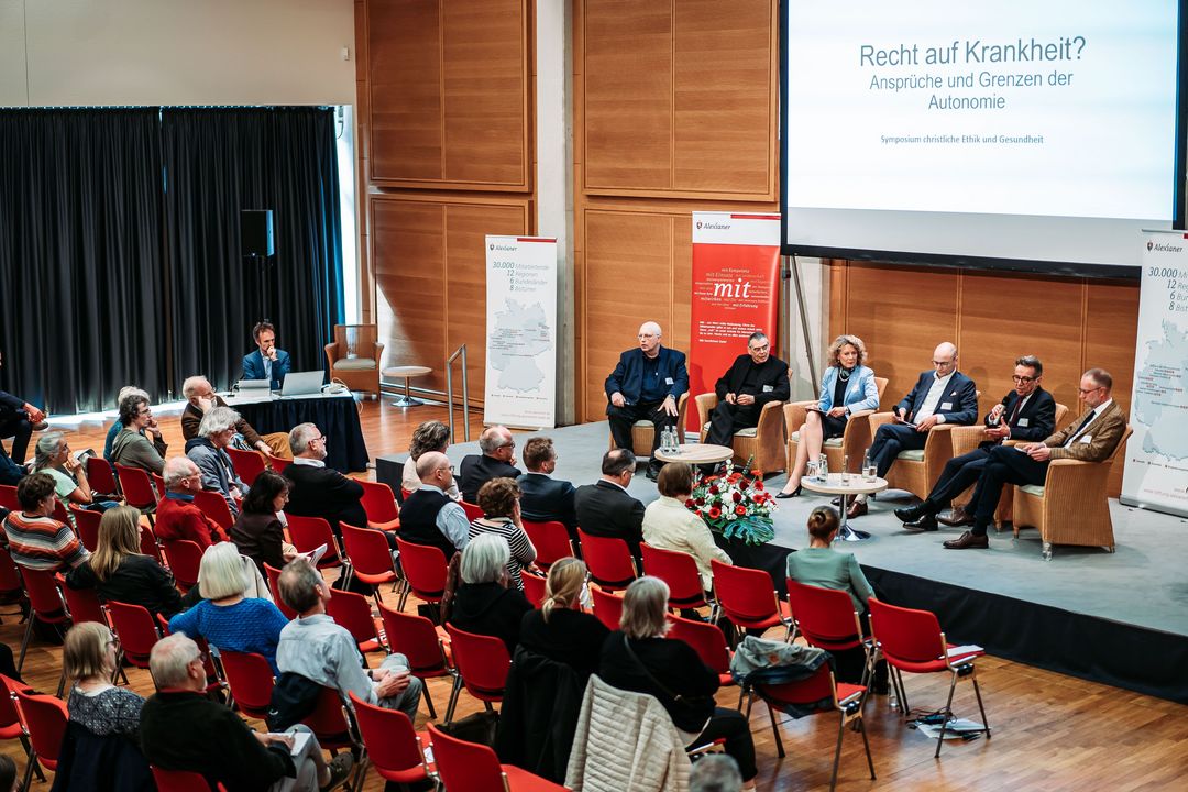 Spannende Debatte zu einem hochbrisanten Thema. Es diskutierten (v.l.): Dr. Klaus Gauger, Prof. Dr. Andreas Heinz, Dr. Iris Hauth, Dr. Ralf Schupp, Prof. Dr. Reinhard Gaier, Prof. Dr. Franz-Josef Bormann. . 