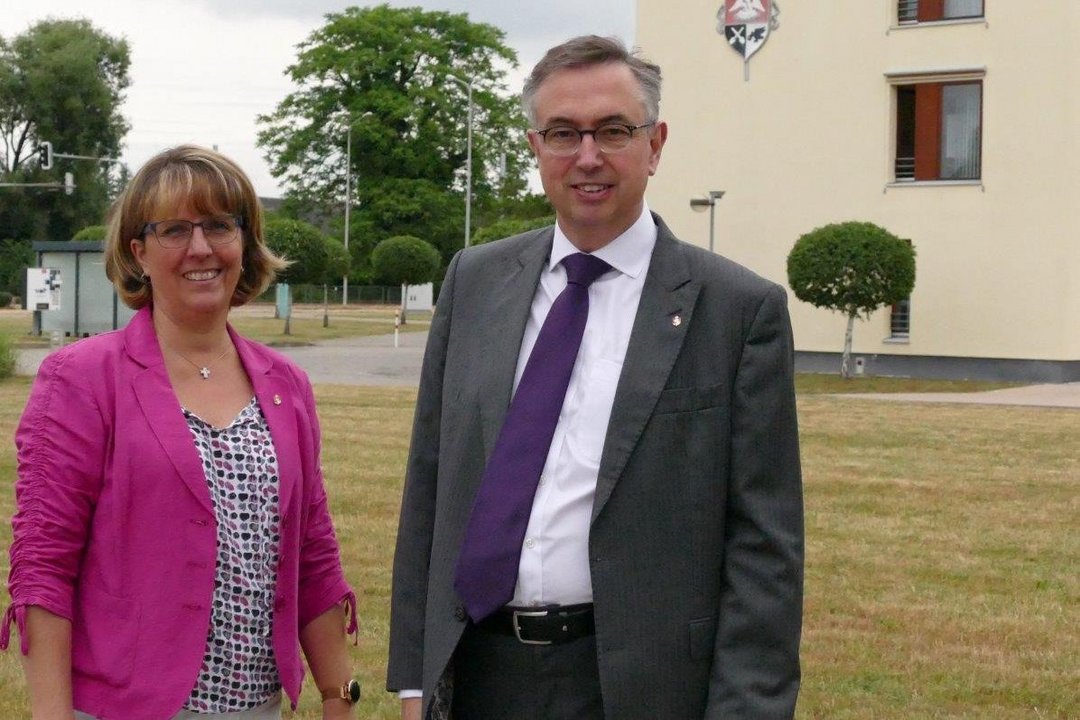 Karsten Honsel und Petra Stein vor dem St. Joseph-Krankenhaus Dessau