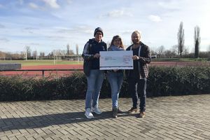 Regionalgeschäftsführerin Petra Stein überreichte dem Fußballverein FC Victoria einen Spendencheck