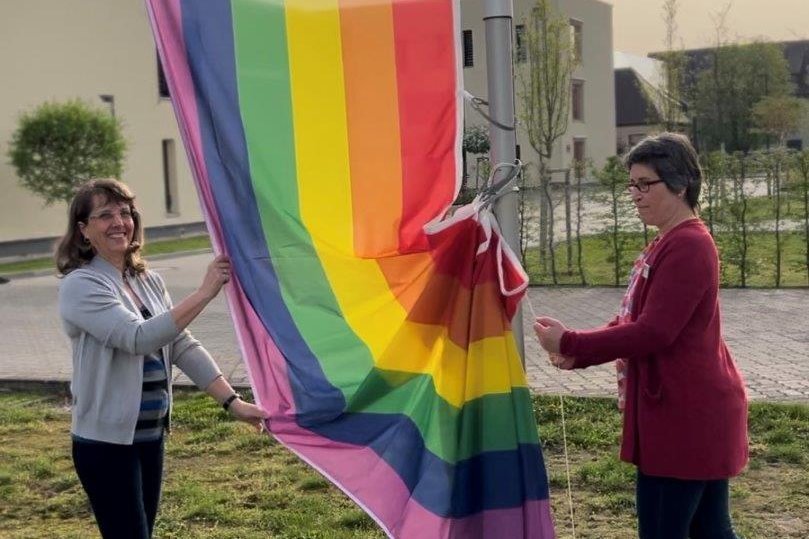 Regenbogenfahne am St. Joseph-Krankenhaus Dessau