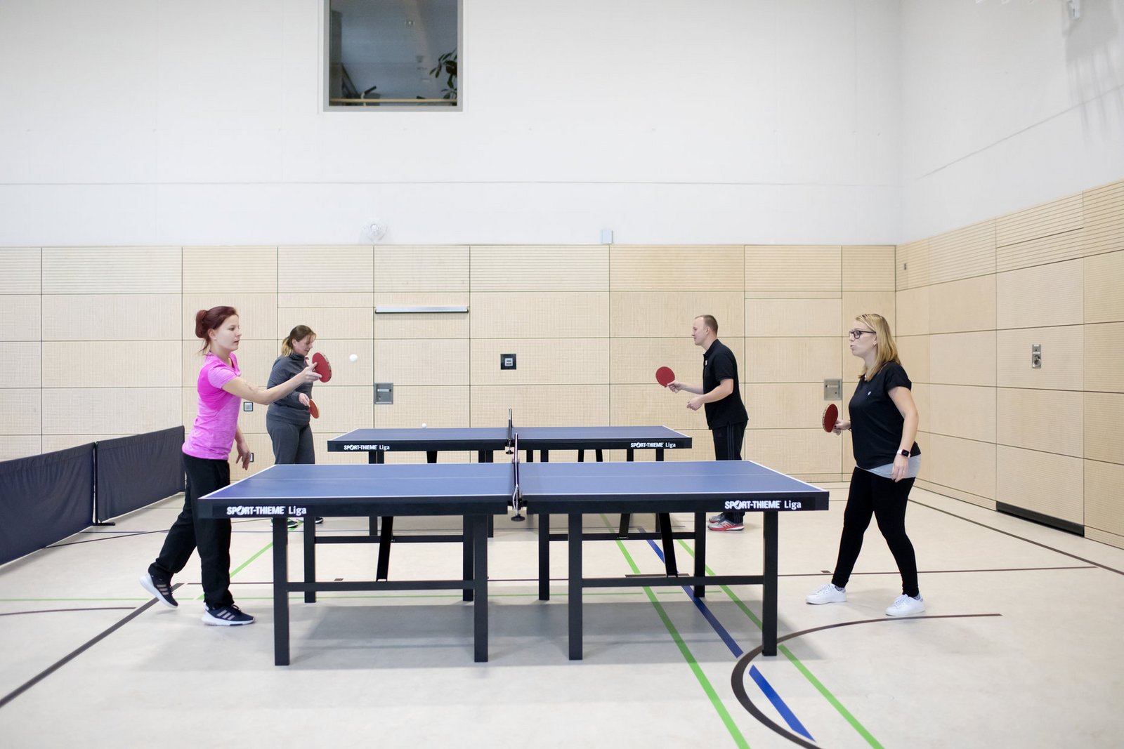 Im Rahmen der Physiotherapie spielen die Patienten Tischtennis
