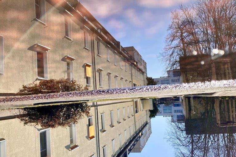 Auch Außenaufnahmen rund um das Dessauer St. Joseph-Krankenhaus sind in der Ausstellung zu sehen.
