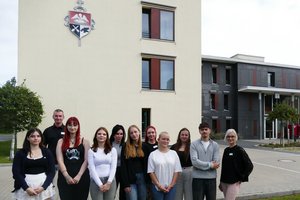 Die zentralen Praxisanleiter Julian Präger, Marie Schwarz und Antonia Költzsch (hintere Reihe von links) und Christin Flügge (ganz rechts) begrüßten die neuen Pflege-Azubis im St. Joseph-Krankenhaus Dessau.