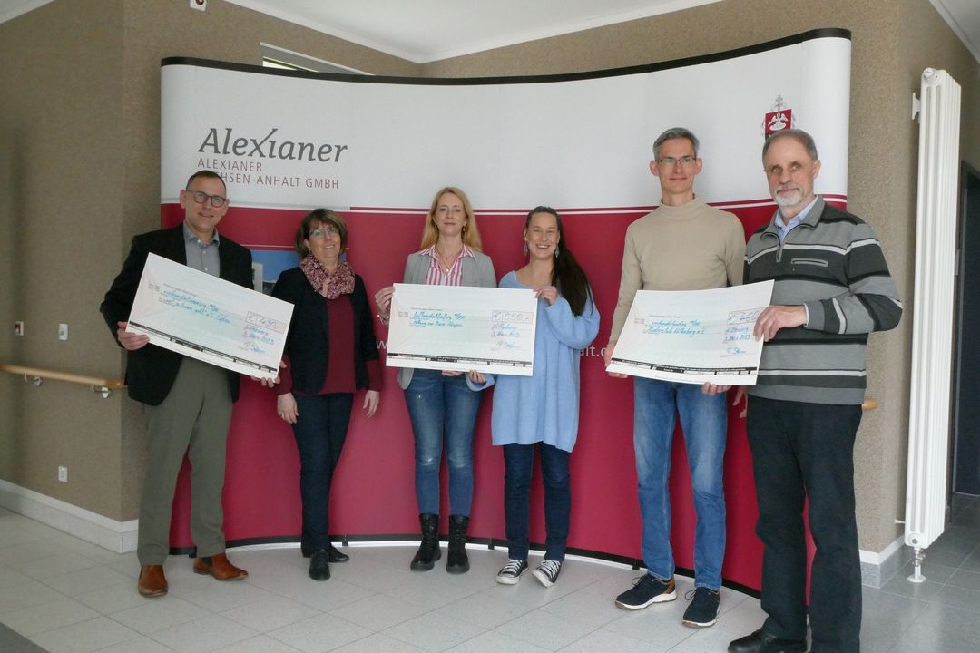 Die glücklichen Spendenempfänger mit Regionalgeschäftsführerin der Alexianer Sachsen-Anhalt GmbH.Petra Stein (2.v.links)