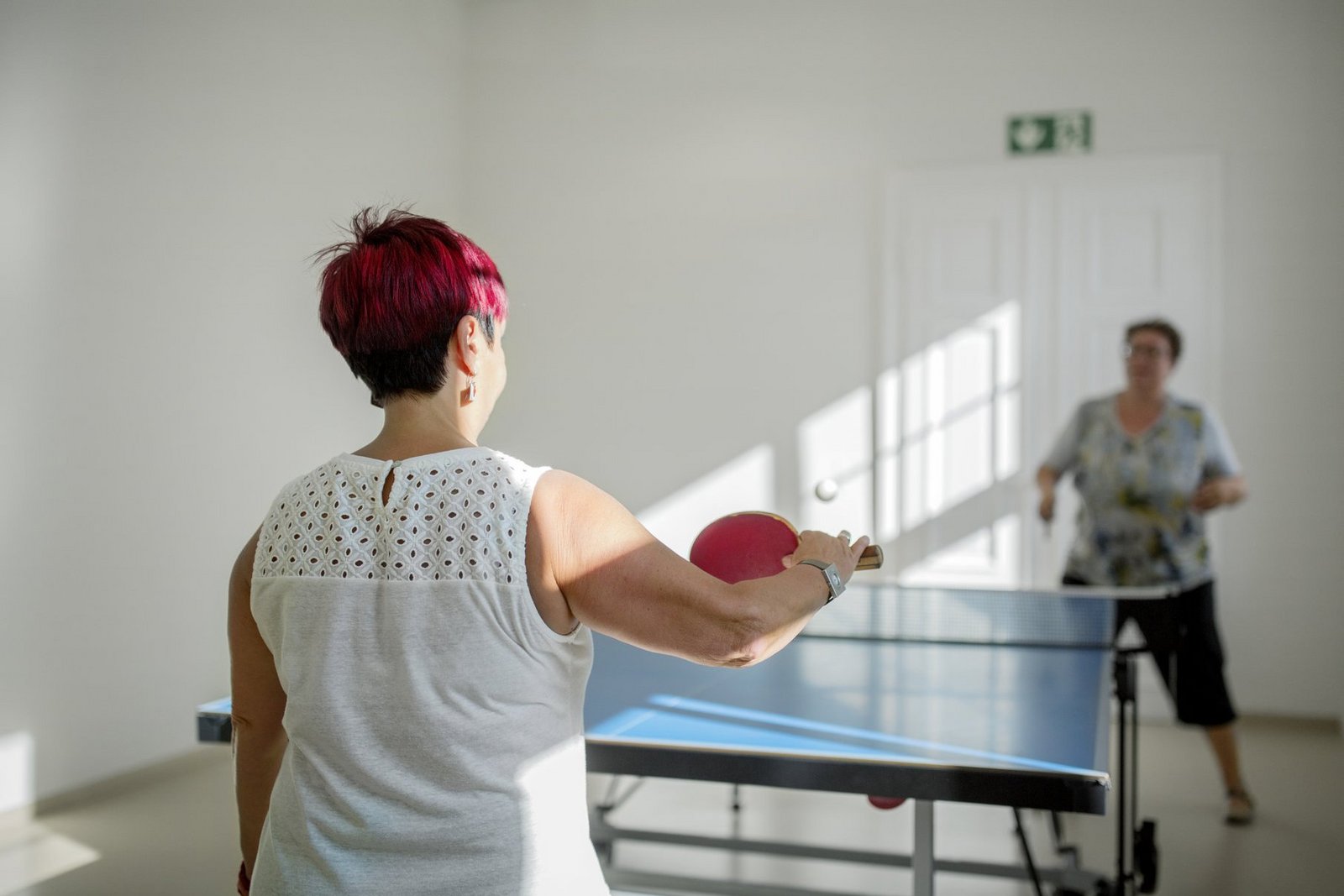 Klienten spielen Tischtennis