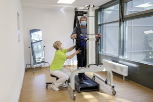 Während der Frührehabilitation erhalten die Patienten täglich über mehrere Stunden aktivierende Therapien, um schnellstmöglich nach dem auslösenden Akutereignis die Defizite zu überwinden bzw. zu kompensieren.