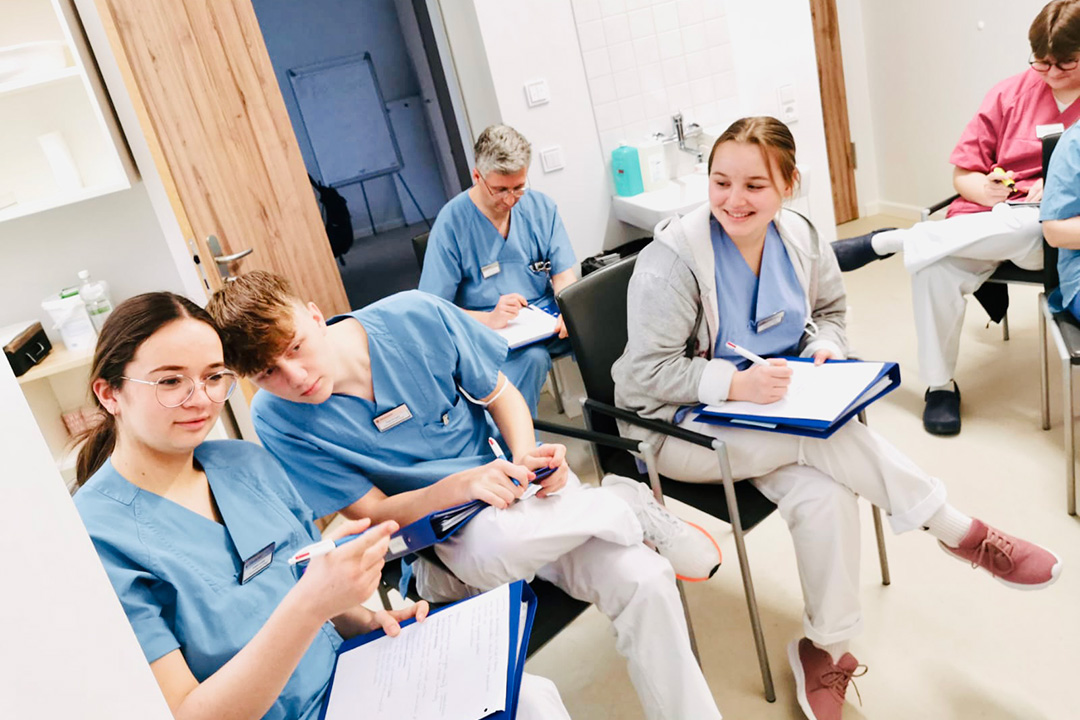 Praktikum oder FSJ absolvieren - den Pflegeberuf kennenlernen Praktikum oder FSJ absolvieren - den Pflegeberuf kennenlernen
